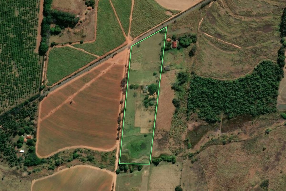 Imagem de satélite do imóvel rural em Mococa (SP), com o contorno declarado no CAR desenhado por cima.