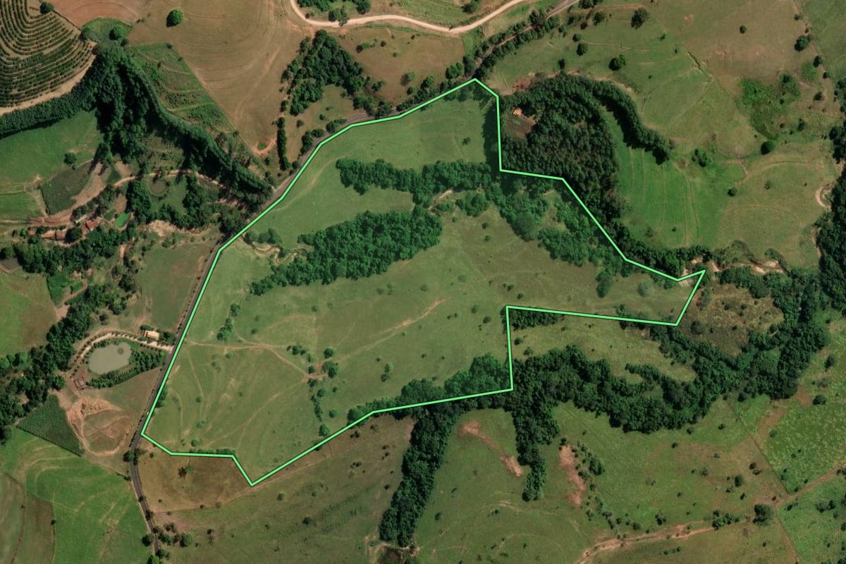 Imagem de satélite do imóvel rural em Mococa (SP), com o contorno declarado no CAR desenhado por cima.