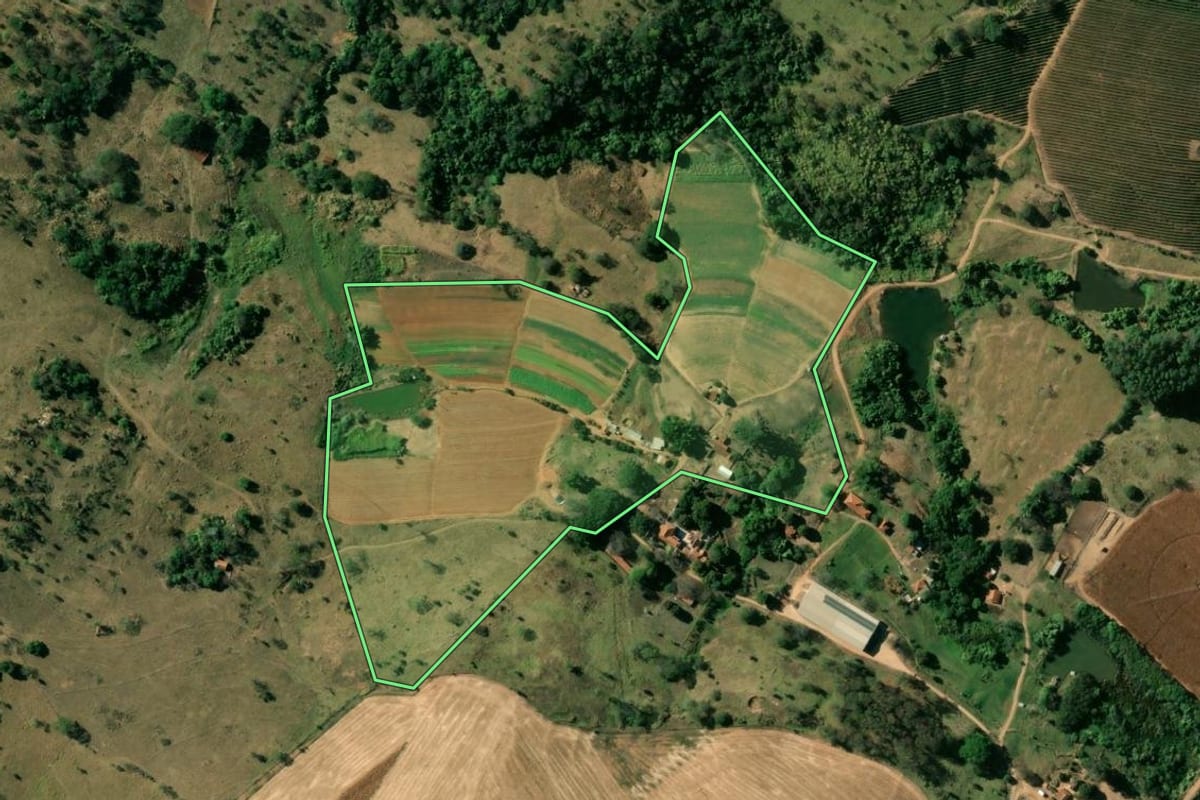 Imagem de satélite do imóvel rural em Mococa (SP), com o contorno declarado no CAR desenhado por cima.