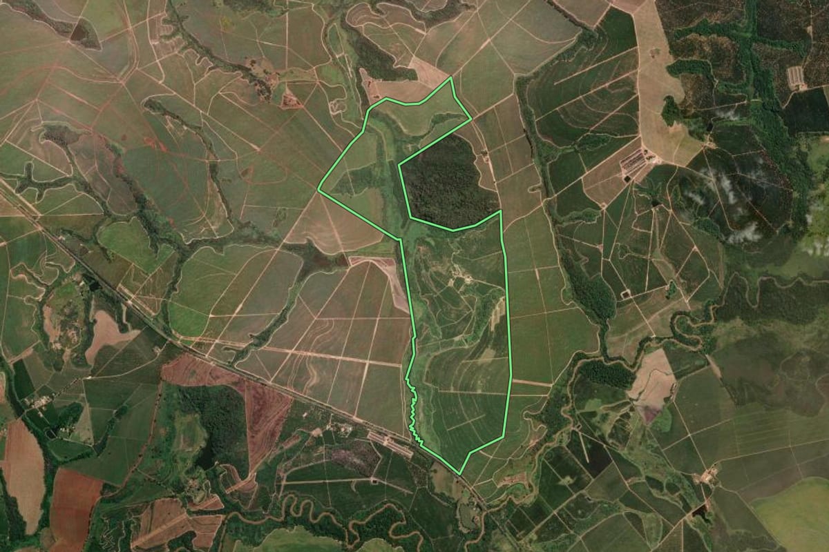 Imagem de satélite do imóvel rural em Mococa (SP), com o contorno declarado no CAR desenhado por cima.
