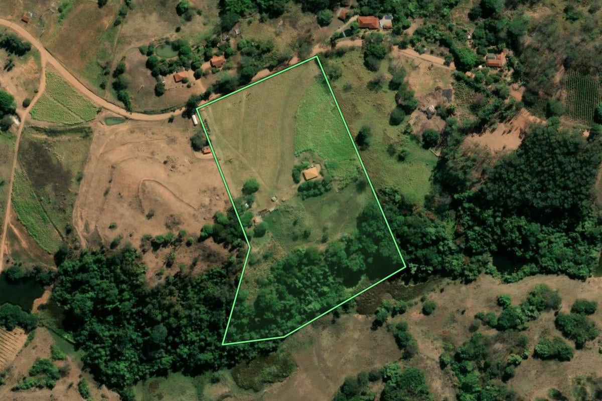 Imagem de satélite do imóvel rural em Mococa (SP), com o contorno declarado no CAR desenhado por cima.