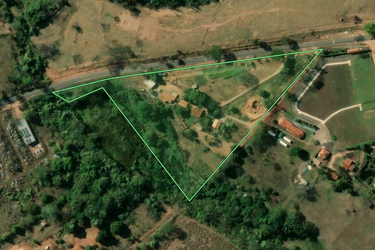 Imagem de satélite do imóvel rural em Mococa (SP), com o contorno declarado no CAR desenhado por cima.