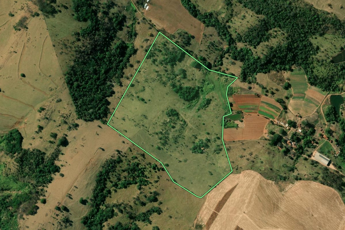 Imagem de satélite do imóvel rural em Mococa (SP), com o contorno declarado no CAR desenhado por cima.