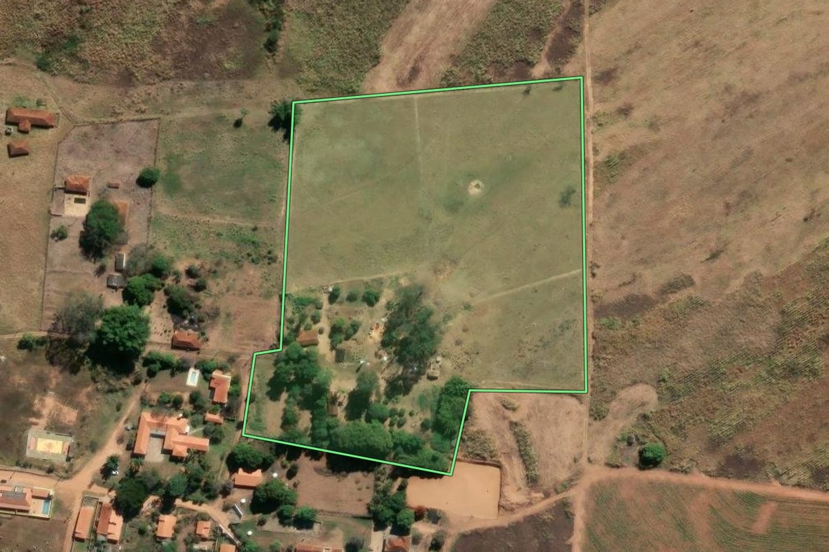Imagem de satélite do imóvel rural em Mococa (SP), com o contorno declarado no CAR desenhado por cima.