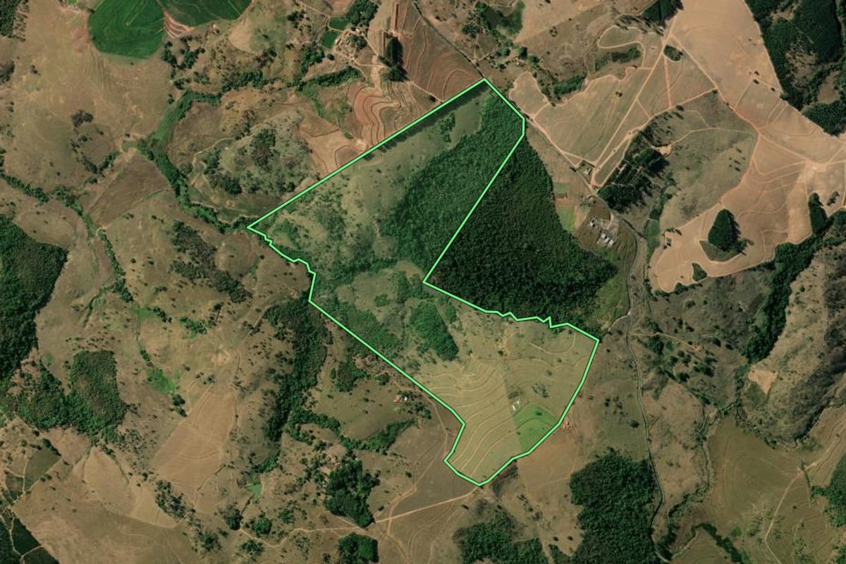 Imagem de satélite do imóvel rural em Mococa (SP), com o contorno declarado no CAR desenhado por cima.