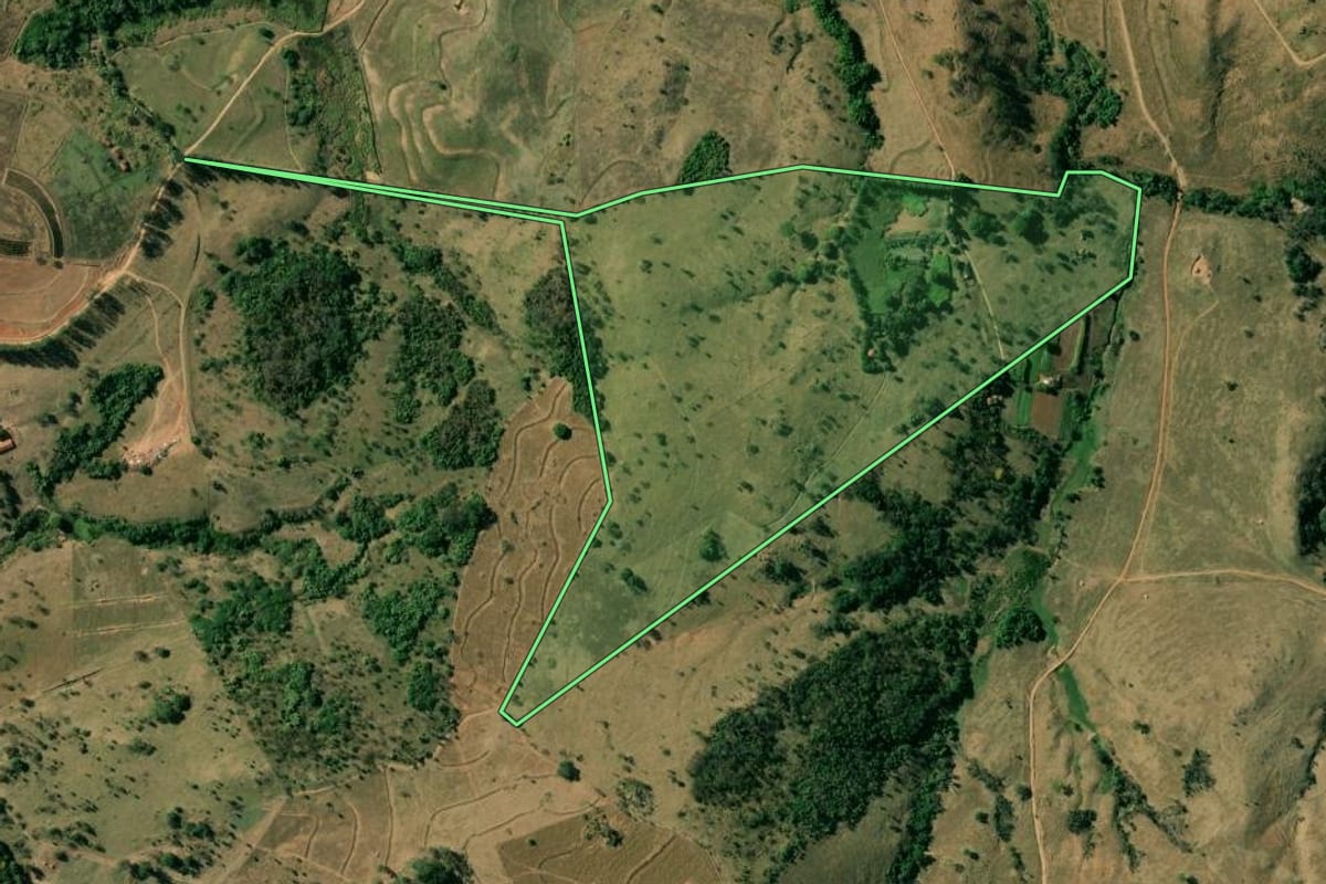 Imagem de satélite do imóvel rural em Mococa (SP), com o contorno declarado no CAR desenhado por cima.