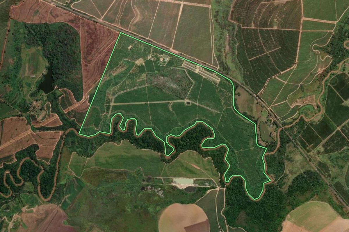 Imagem de satélite do imóvel rural em Mococa (SP), com o contorno declarado no CAR desenhado por cima.