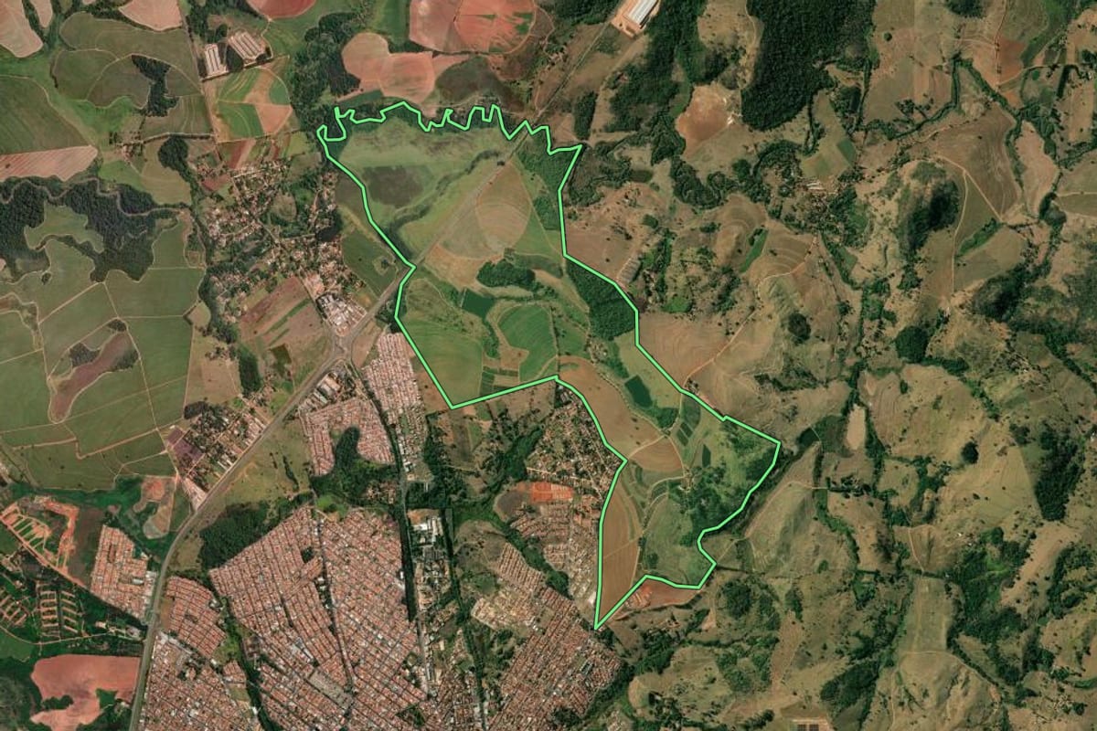 Imagem de satélite do imóvel rural em Mococa (SP), com o contorno declarado no CAR desenhado por cima.
