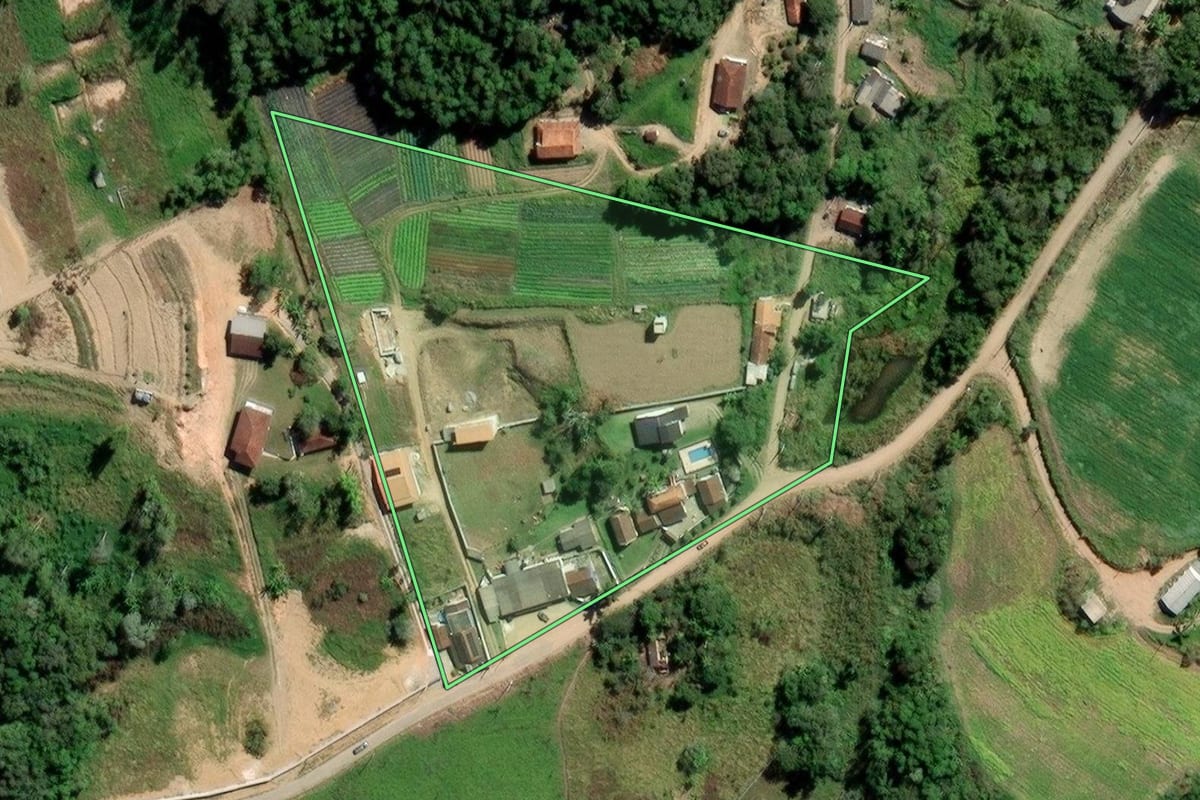 Imagem de satélite do imóvel rural em Mogi das Cruzes (SP), com o contorno declarado no CAR desenhado por cima.