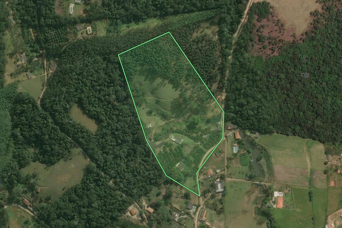 Imagem de satélite do imóvel rural em Mogi das Cruzes (SP), com o contorno declarado no CAR desenhado por cima.