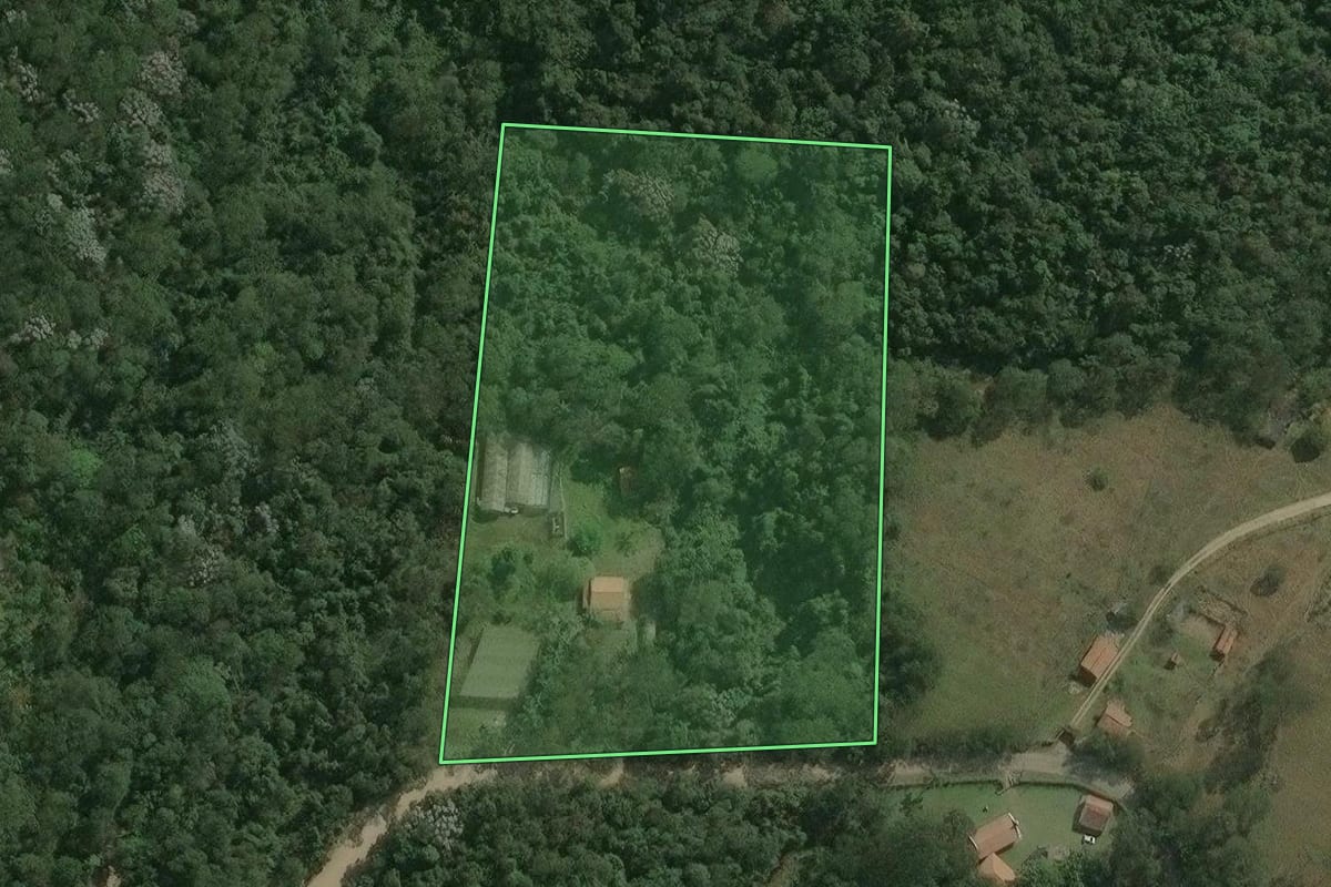 Imagem de satélite do imóvel rural em Mogi das Cruzes (SP), com o contorno declarado no CAR desenhado por cima.
