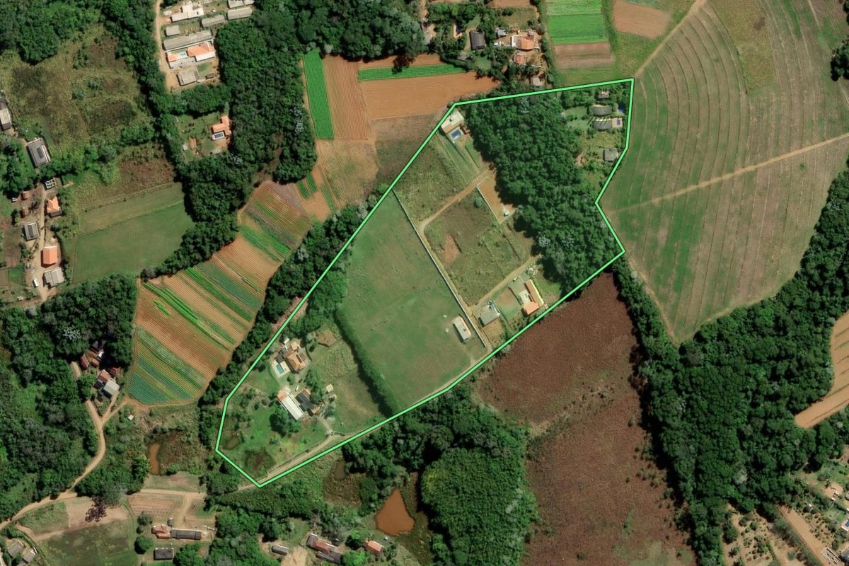 Imagem de satélite do imóvel rural em Mogi das Cruzes (SP), com o contorno declarado no CAR desenhado por cima.