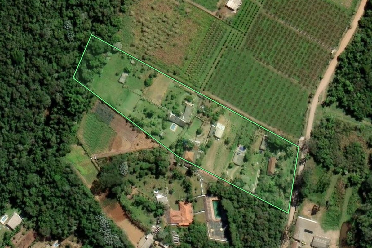 Imagem de satélite do imóvel rural em Mogi das Cruzes (SP), com o contorno declarado no CAR desenhado por cima.