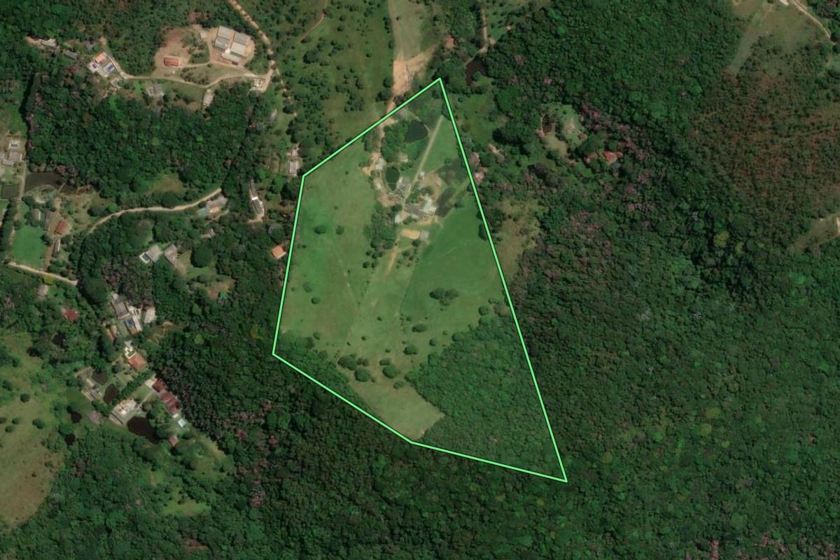 Imagem de satélite do imóvel rural em Mogi das Cruzes (SP), com o contorno declarado no CAR desenhado por cima.