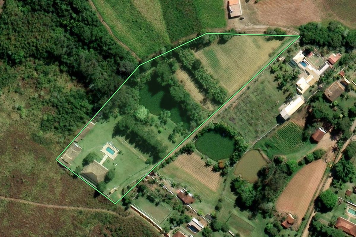 Imagem de satélite do imóvel rural em Mogi das Cruzes (SP), com o contorno declarado no CAR desenhado por cima.