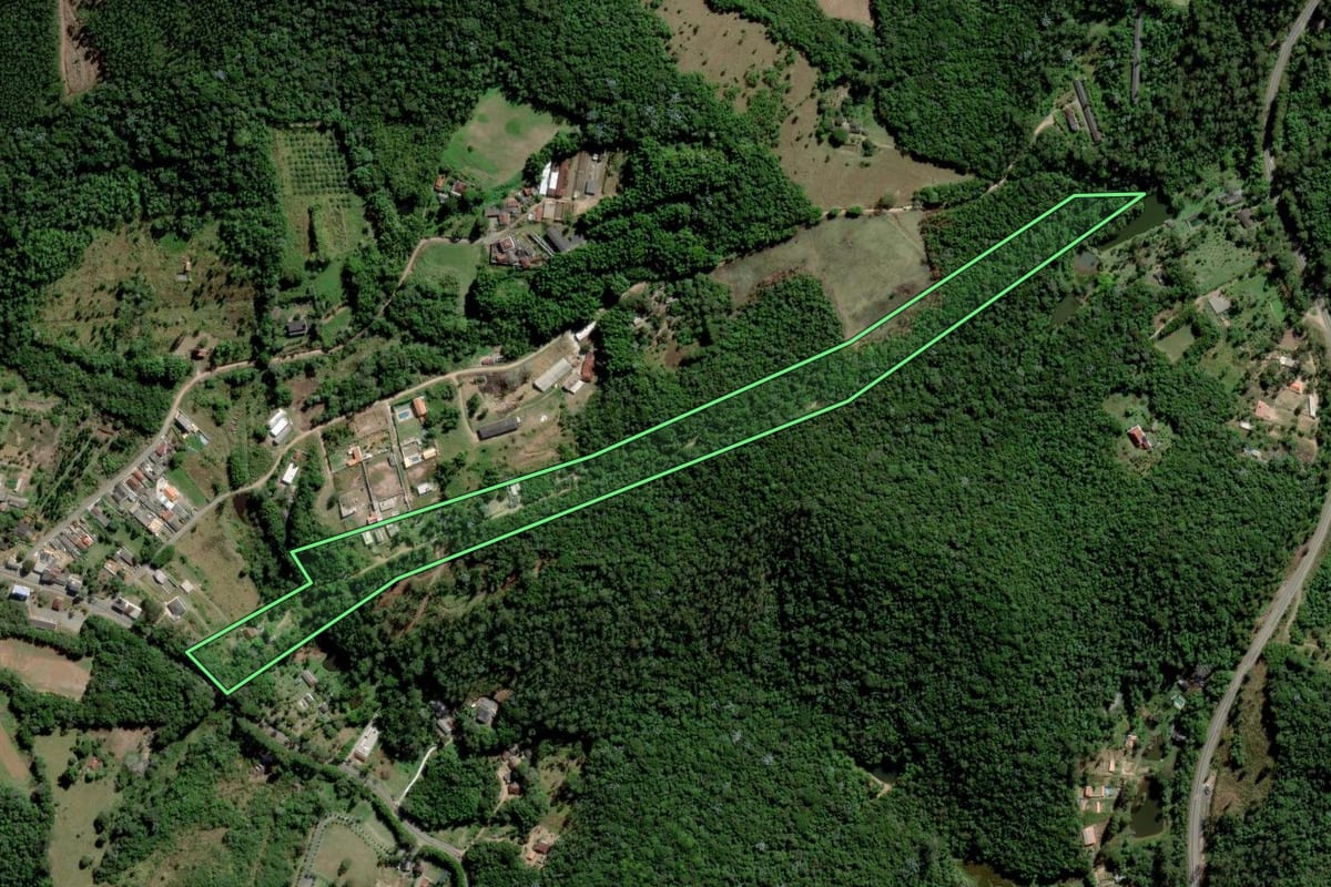 Imagem de satélite do imóvel rural em Mogi das Cruzes (SP), com o contorno declarado no CAR desenhado por cima.