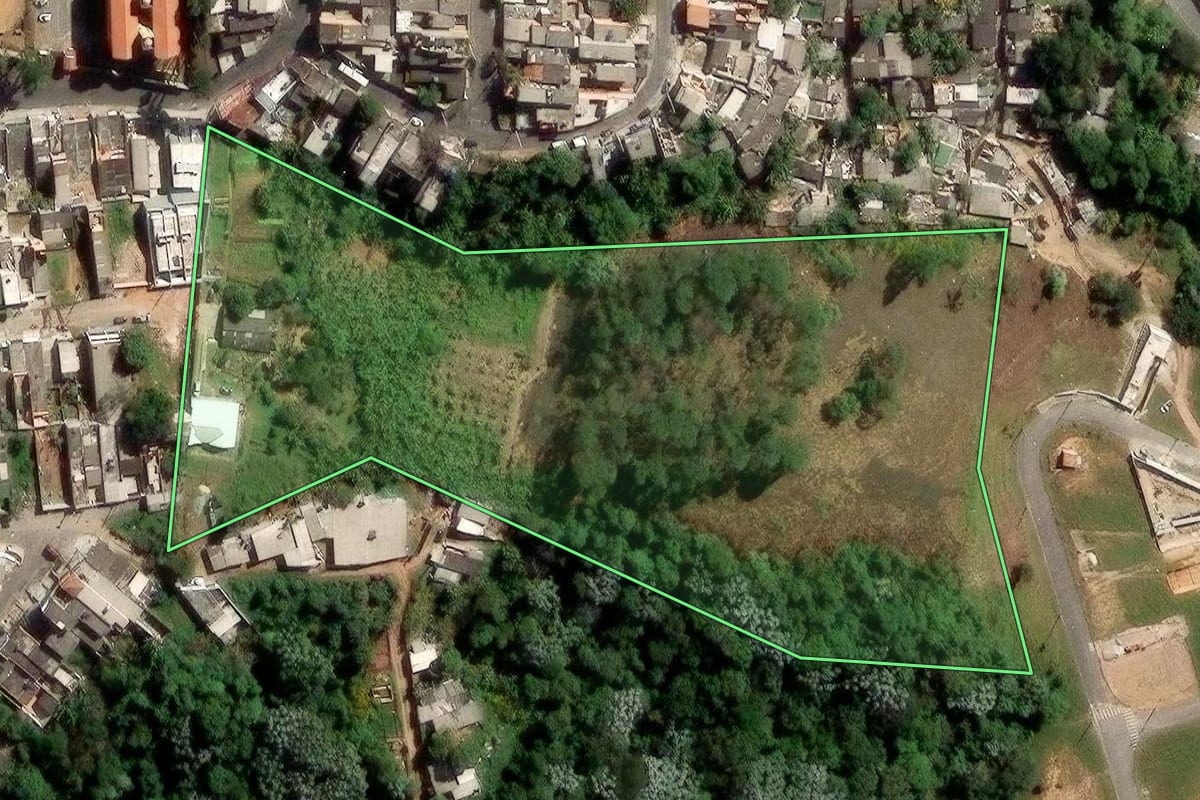 Imagem de satélite do imóvel rural em Mogi das Cruzes (SP), com o contorno declarado no CAR desenhado por cima.
