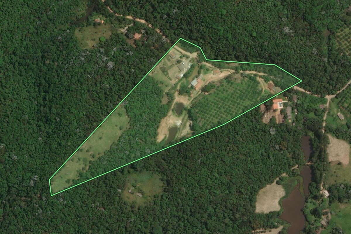 Imagem de satélite do imóvel rural em Mogi das Cruzes (SP), com o contorno declarado no CAR desenhado por cima.