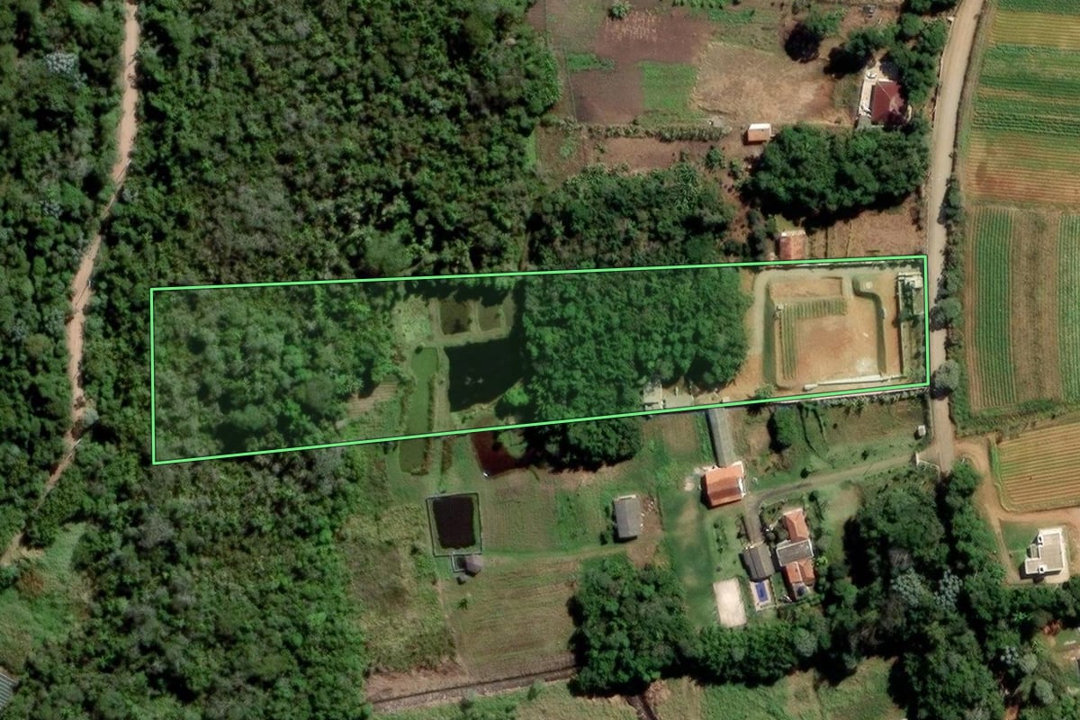 Imagem de satélite do imóvel rural em Mogi das Cruzes (SP), com o contorno declarado no CAR desenhado por cima.