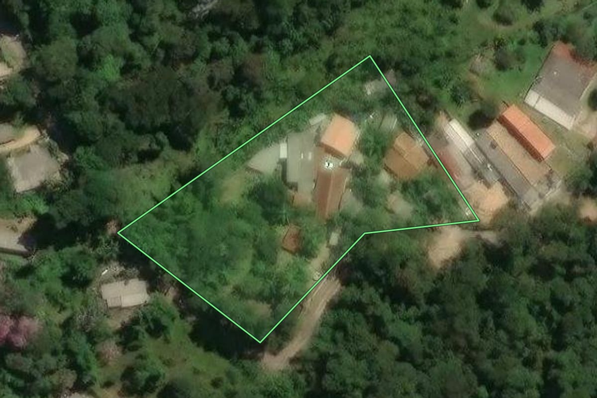 Imagem de satélite do imóvel rural em Mogi das Cruzes (SP), com o contorno declarado no CAR desenhado por cima.