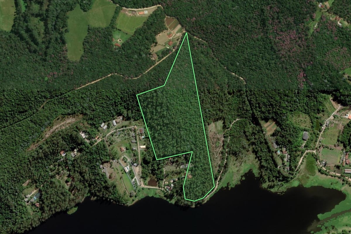 Imagem de satélite do imóvel rural em Mogi das Cruzes (SP), com o contorno declarado no CAR desenhado por cima.
