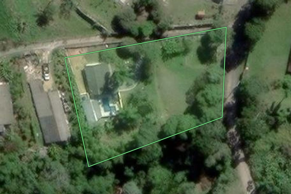 Imagem de satélite do imóvel rural em Mogi das Cruzes (SP), com o contorno declarado no CAR desenhado por cima.
