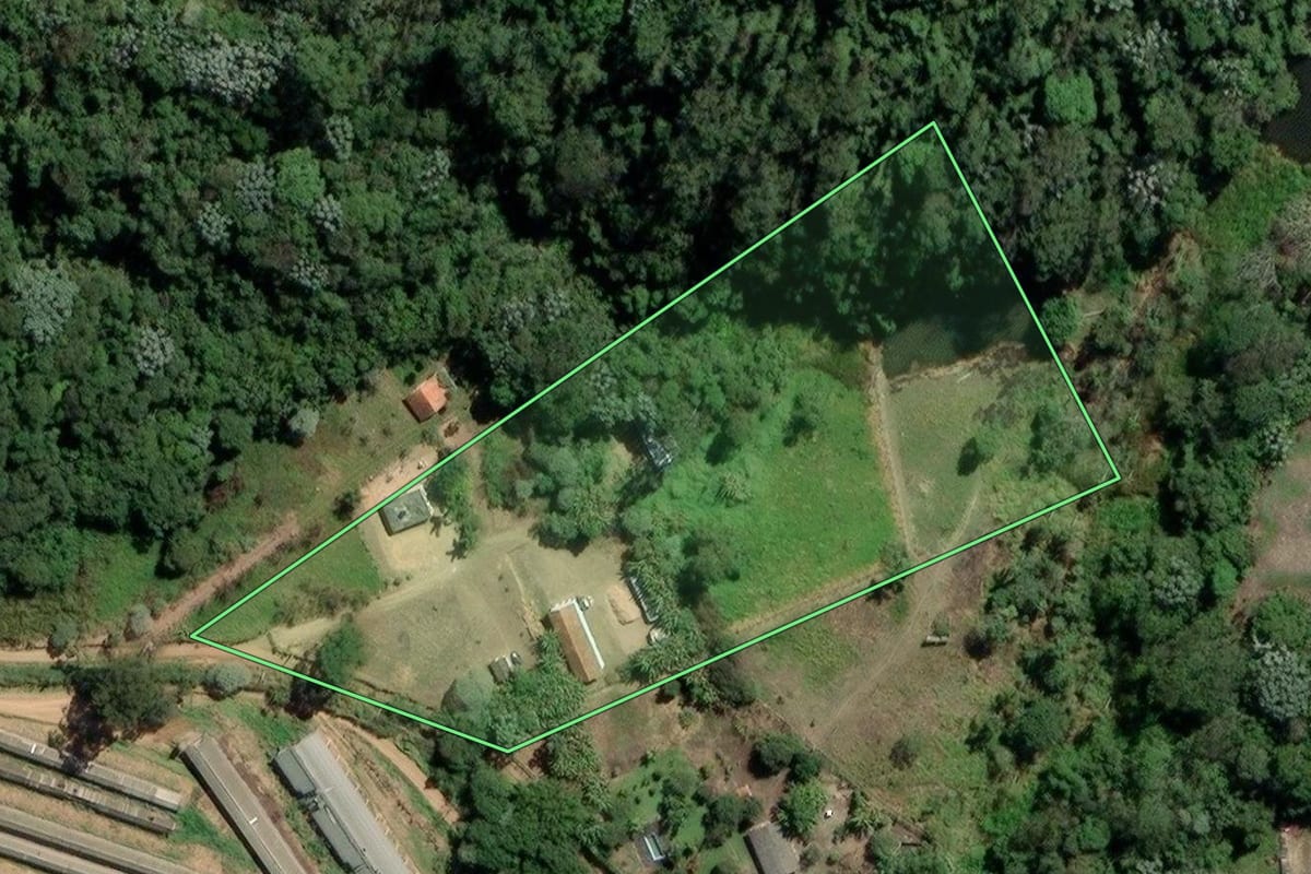 Imagem de satélite do imóvel rural em Mogi das Cruzes (SP), com o contorno declarado no CAR desenhado por cima.