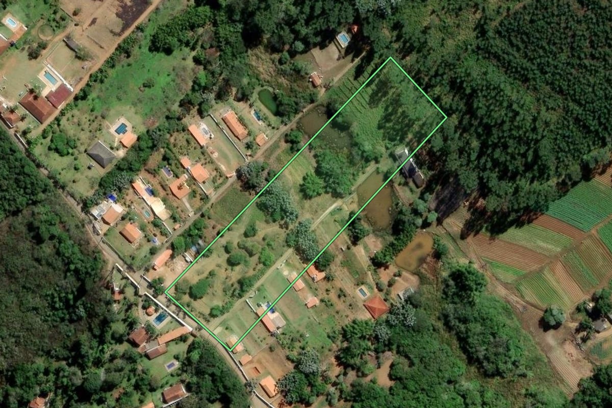 Imagem de satélite do imóvel rural em Mogi das Cruzes (SP), com o contorno declarado no CAR desenhado por cima.