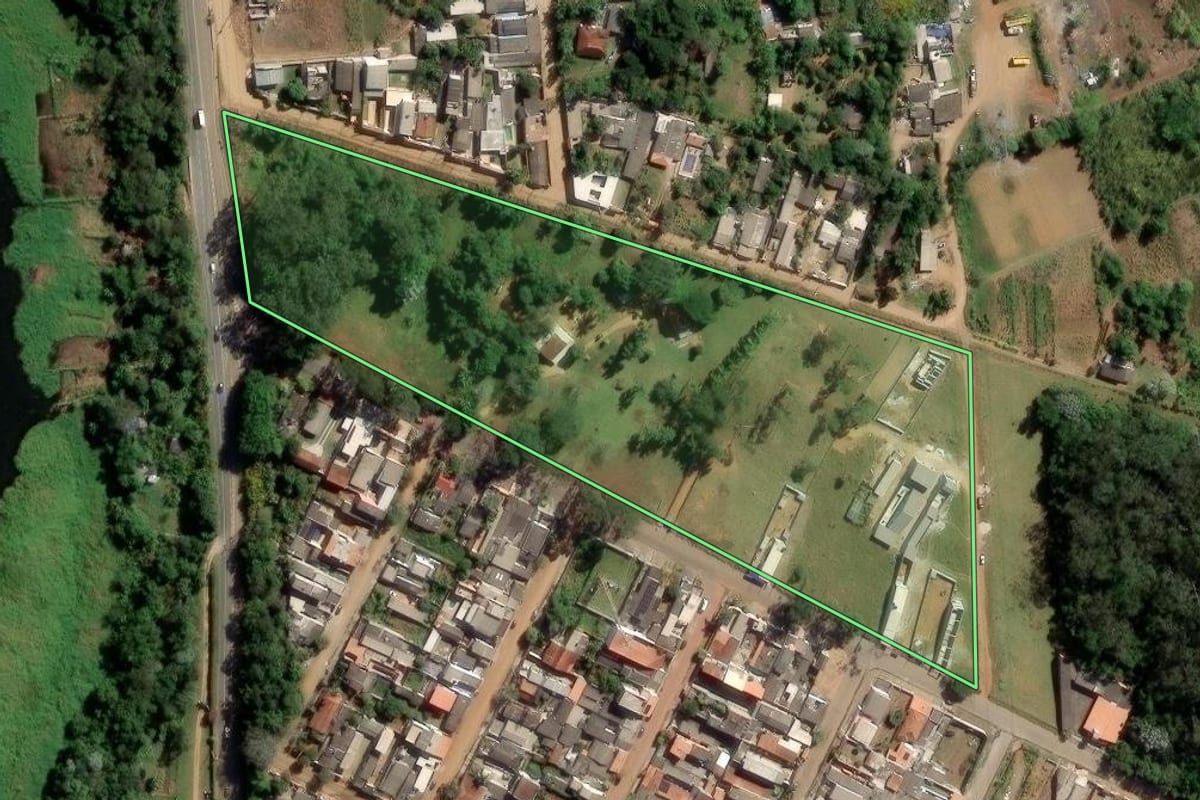 Imagem de satélite do imóvel rural em Mogi das Cruzes (SP), com o contorno declarado no CAR desenhado por cima.