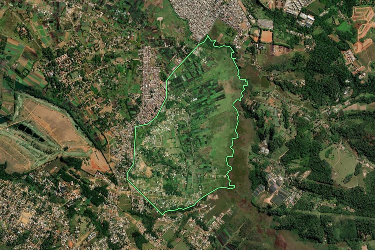 Imagem de satélite do imóvel rural em Mogi das Cruzes (SP), com o contorno declarado no CAR desenhado por cima.