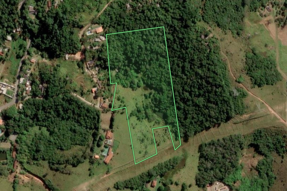 Imagem de satélite do imóvel rural em Mogi das Cruzes (SP), com o contorno declarado no CAR desenhado por cima.