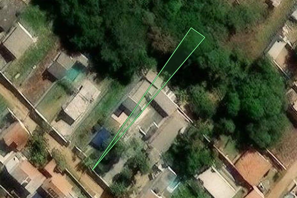 Imagem de satélite do imóvel rural em Mogi das Cruzes (SP), com o contorno declarado no CAR desenhado por cima.