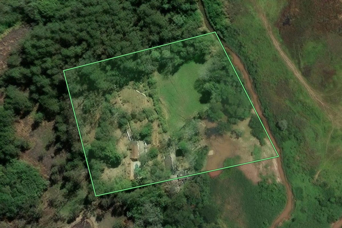 Imagem de satélite do imóvel rural em Mogi das Cruzes (SP), com o contorno declarado no CAR desenhado por cima.