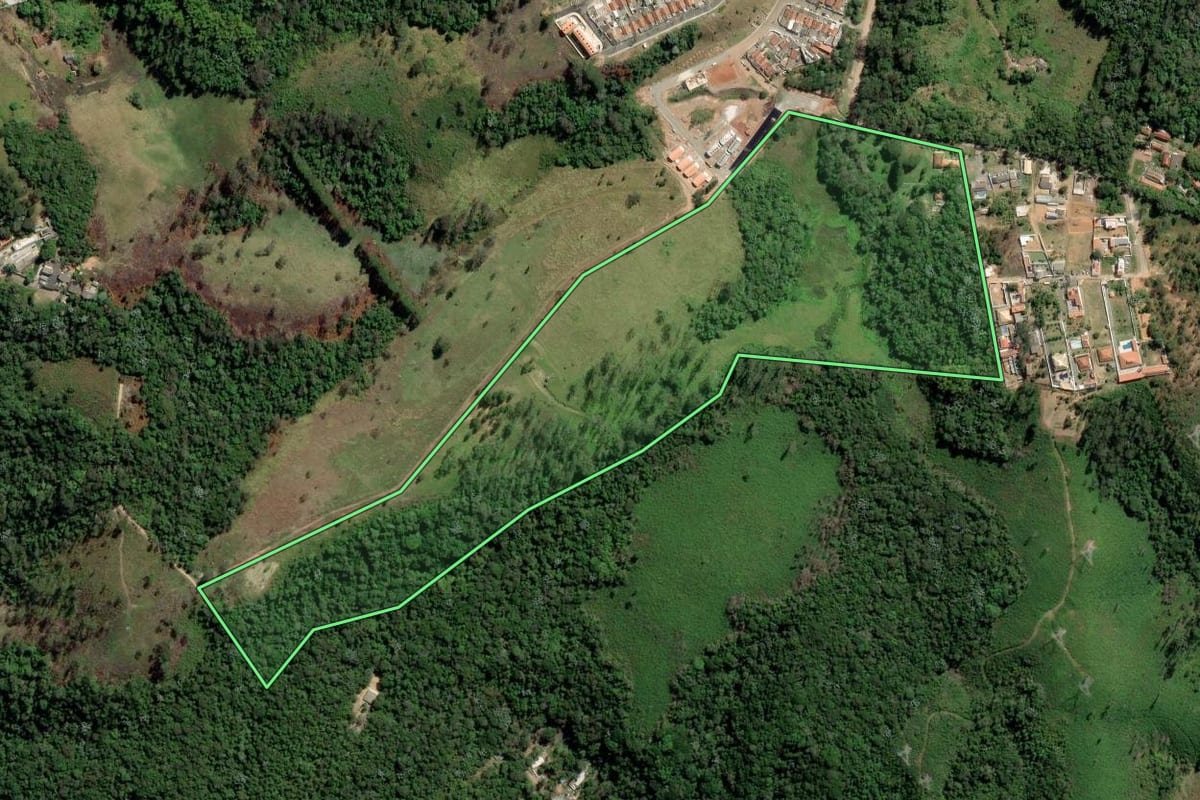Imagem de satélite do imóvel rural em Mogi das Cruzes (SP), com o contorno declarado no CAR desenhado por cima.