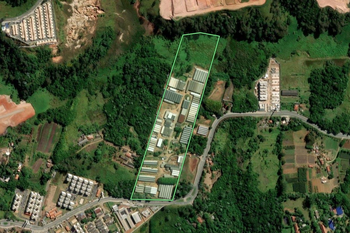 Imagem de satélite do imóvel rural em Mogi das Cruzes (SP), com o contorno declarado no CAR desenhado por cima.