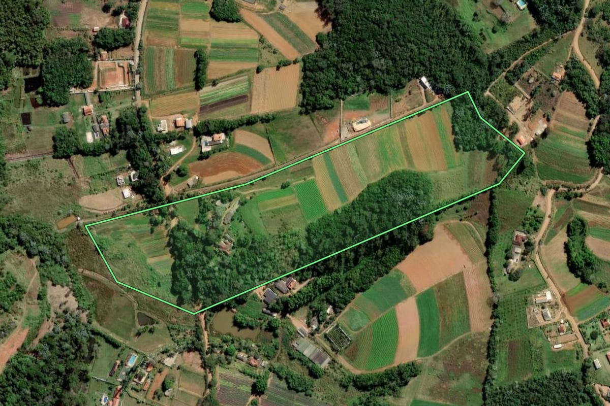 Imagem de satélite do imóvel rural em Mogi das Cruzes (SP), com o contorno declarado no CAR desenhado por cima.