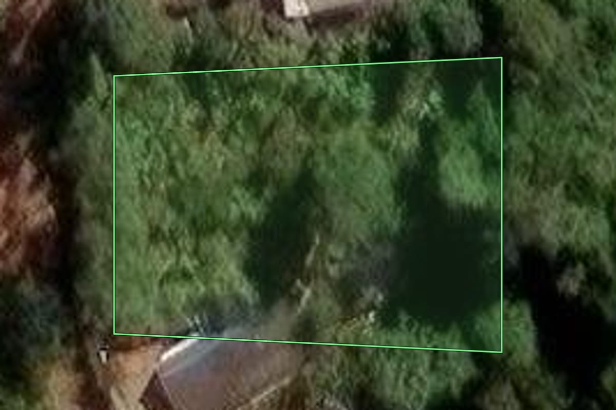 Imagem de satélite do imóvel rural em Mogi das Cruzes (SP), com o contorno declarado no CAR desenhado por cima.