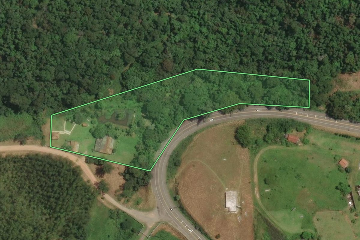 Imagem de satélite do imóvel rural em Mogi das Cruzes (SP), com o contorno declarado no CAR desenhado por cima.