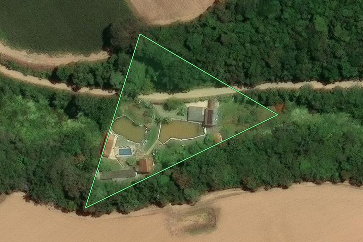 Imagem de satélite do imóvel rural em Mogi das Cruzes (SP), com o contorno declarado no CAR desenhado por cima.