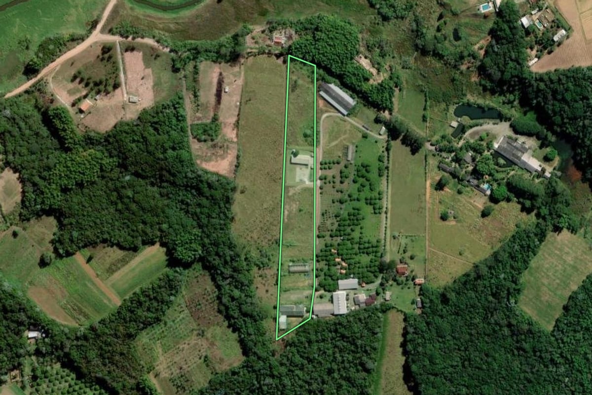 Imagem de satélite do imóvel rural em Mogi das Cruzes (SP), com o contorno declarado no CAR desenhado por cima.