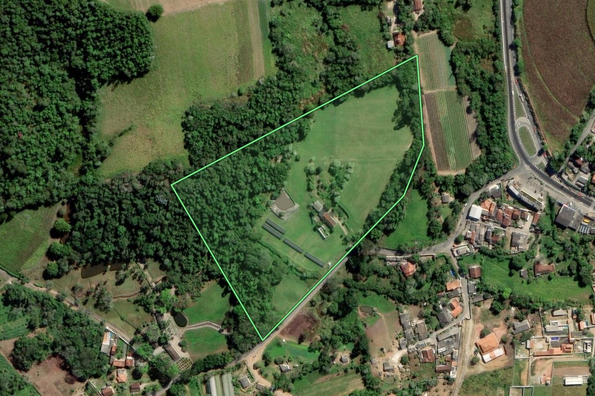 Imagem de satélite do imóvel rural em Mogi das Cruzes (SP), com o contorno declarado no CAR desenhado por cima.