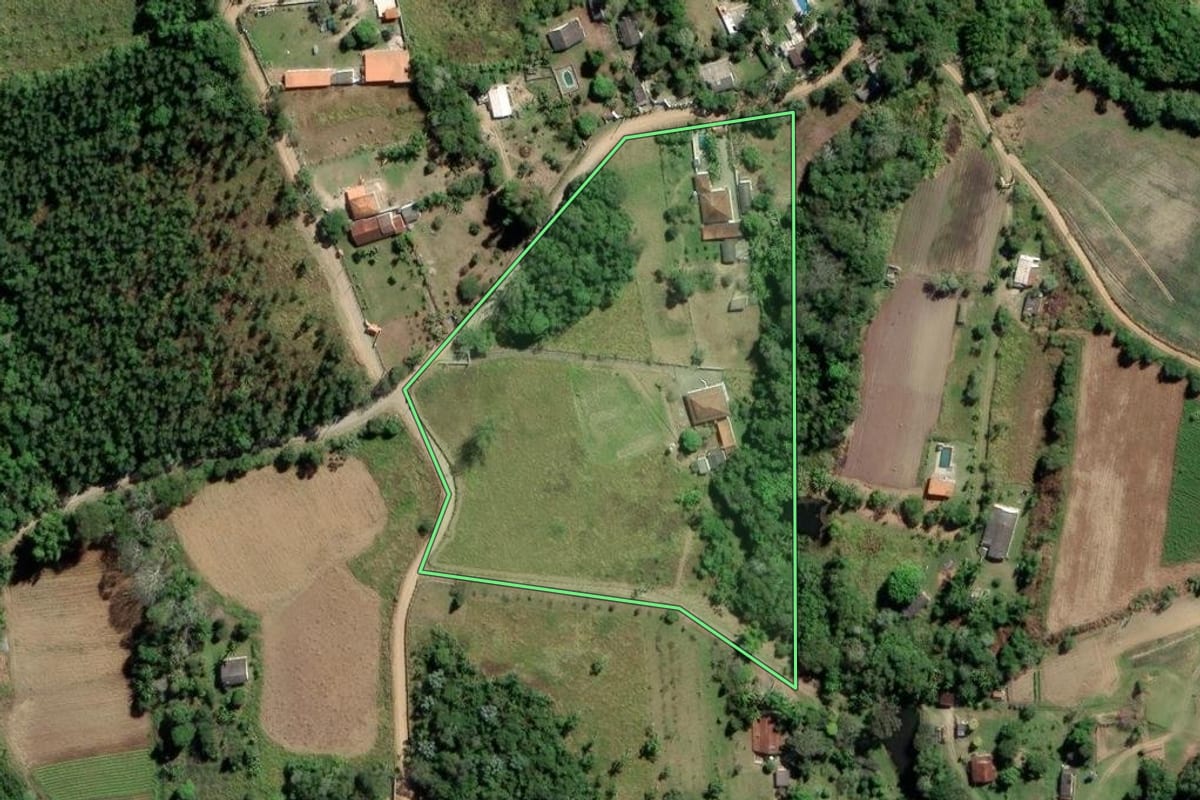 Imagem de satélite do imóvel rural em Mogi das Cruzes (SP), com o contorno declarado no CAR desenhado por cima.