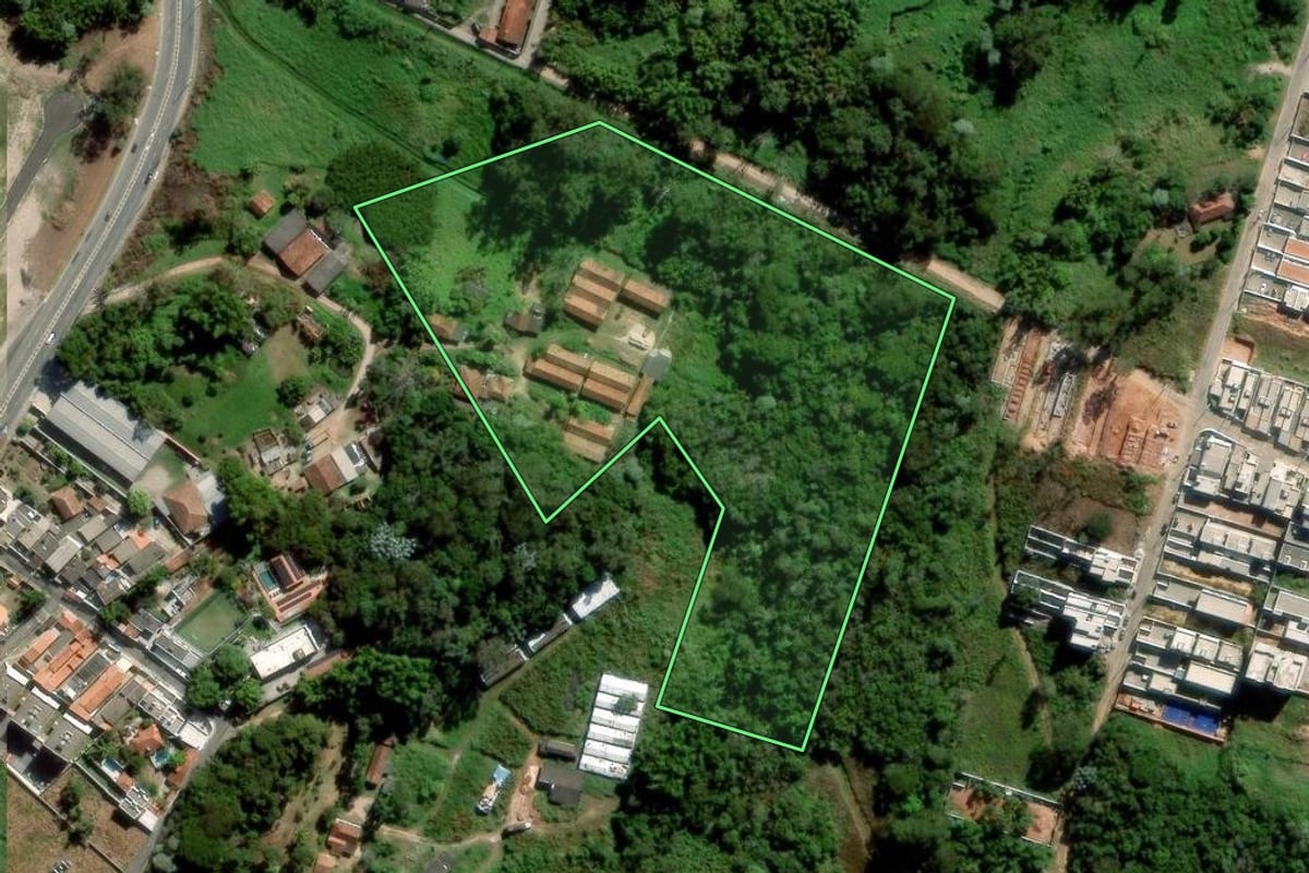 Imagem de satélite do imóvel rural em Mogi das Cruzes (SP), com o contorno declarado no CAR desenhado por cima.