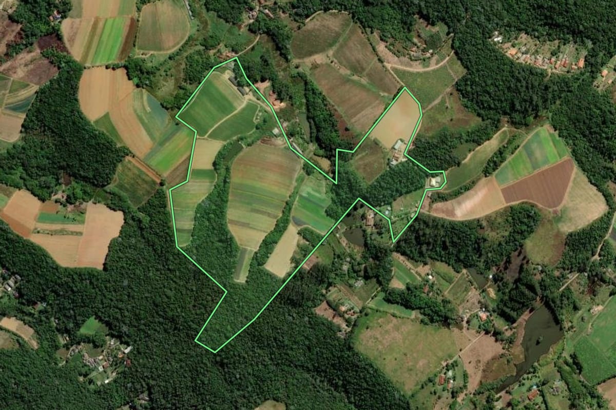 Imagem de satélite do imóvel rural em Mogi das Cruzes (SP), com o contorno declarado no CAR desenhado por cima.