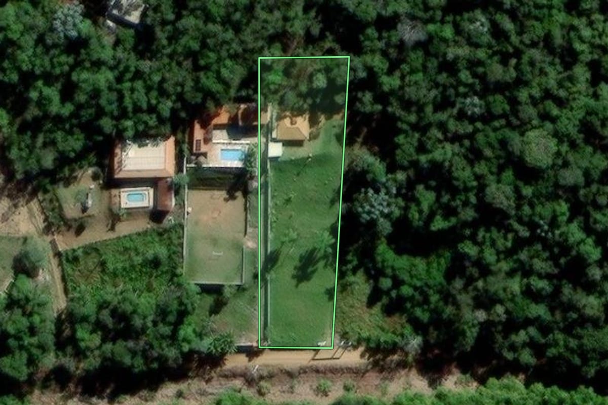 Imagem de satélite do imóvel rural em Mogi das Cruzes (SP), com o contorno declarado no CAR desenhado por cima.