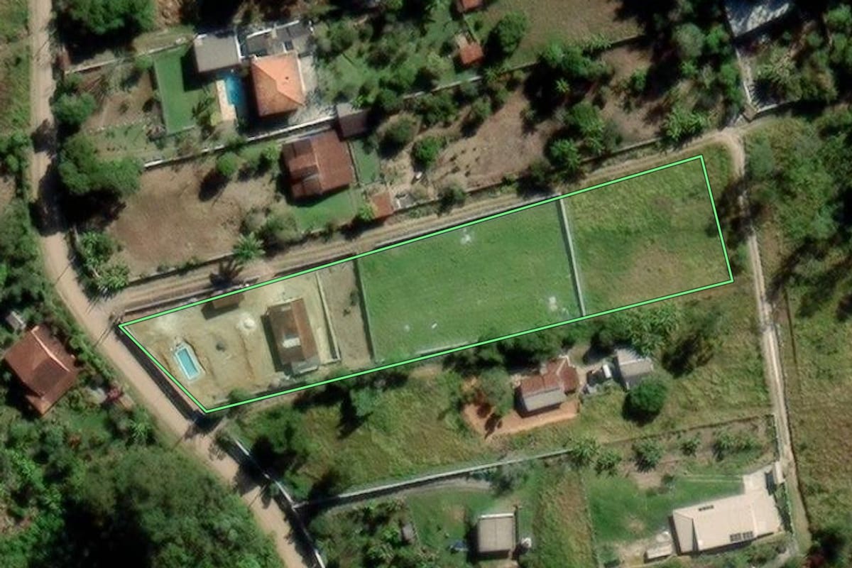 Imagem de satélite do imóvel rural em Mogi das Cruzes (SP), com o contorno declarado no CAR desenhado por cima.