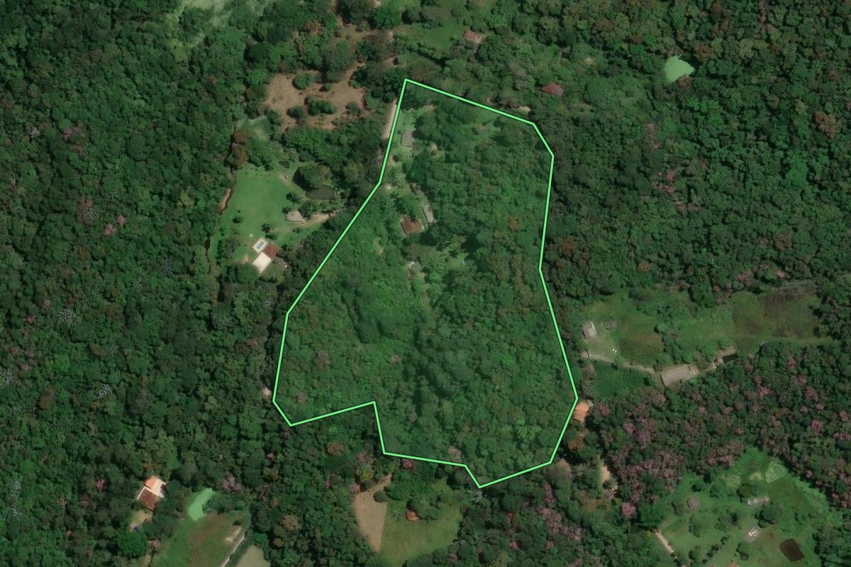 Imagem de satélite do imóvel rural em Mogi das Cruzes (SP), com o contorno declarado no CAR desenhado por cima.