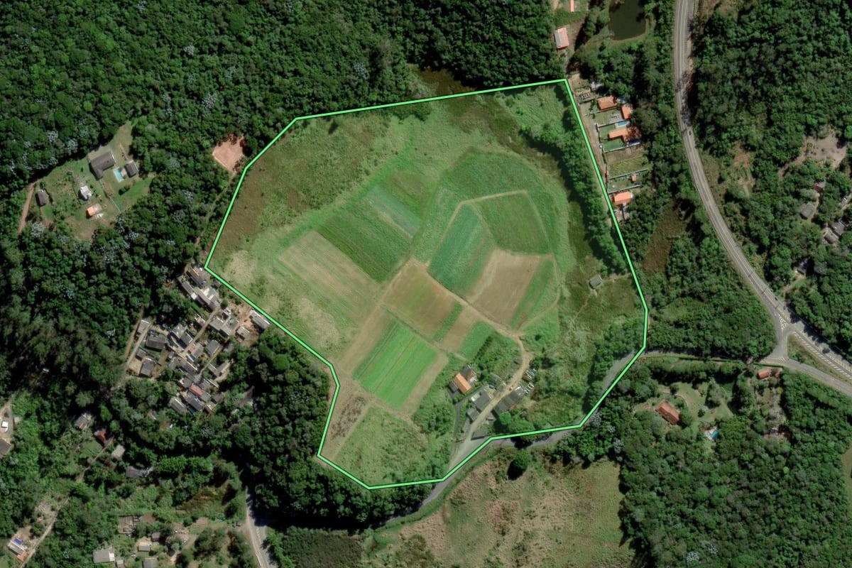 Imagem de satélite do imóvel rural em Mogi das Cruzes (SP), com o contorno declarado no CAR desenhado por cima.