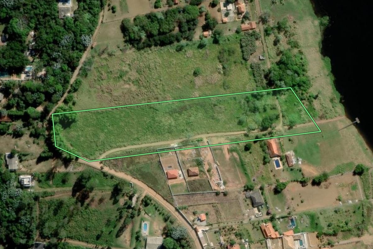 Imagem de satélite do imóvel rural em Mogi das Cruzes (SP), com o contorno declarado no CAR desenhado por cima.