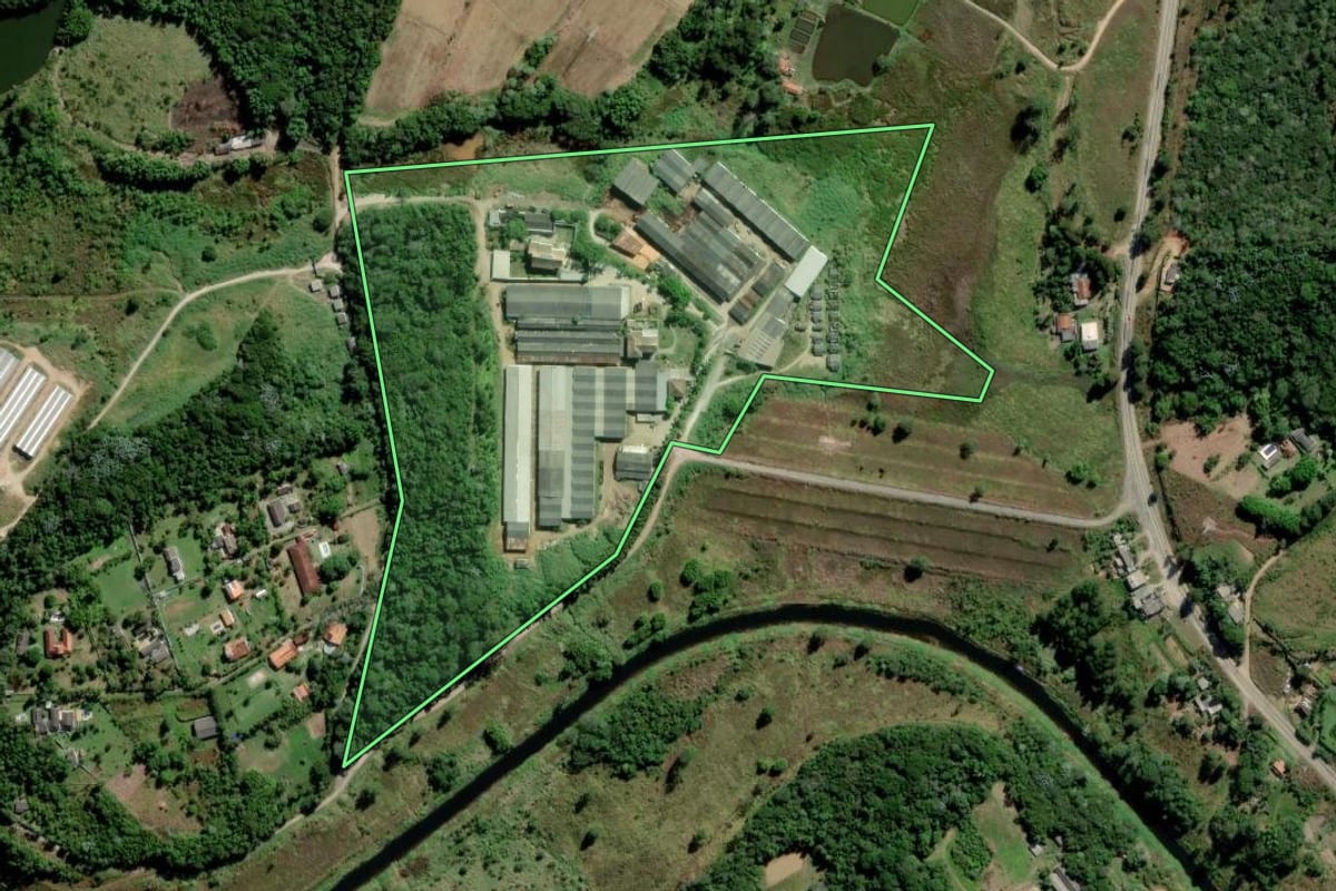 Imagem de satélite do imóvel rural em Mogi das Cruzes (SP), com o contorno declarado no CAR desenhado por cima.